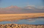 Vulcões refletidos na Laguna Chaxa, no deserto do Atacama - Chile